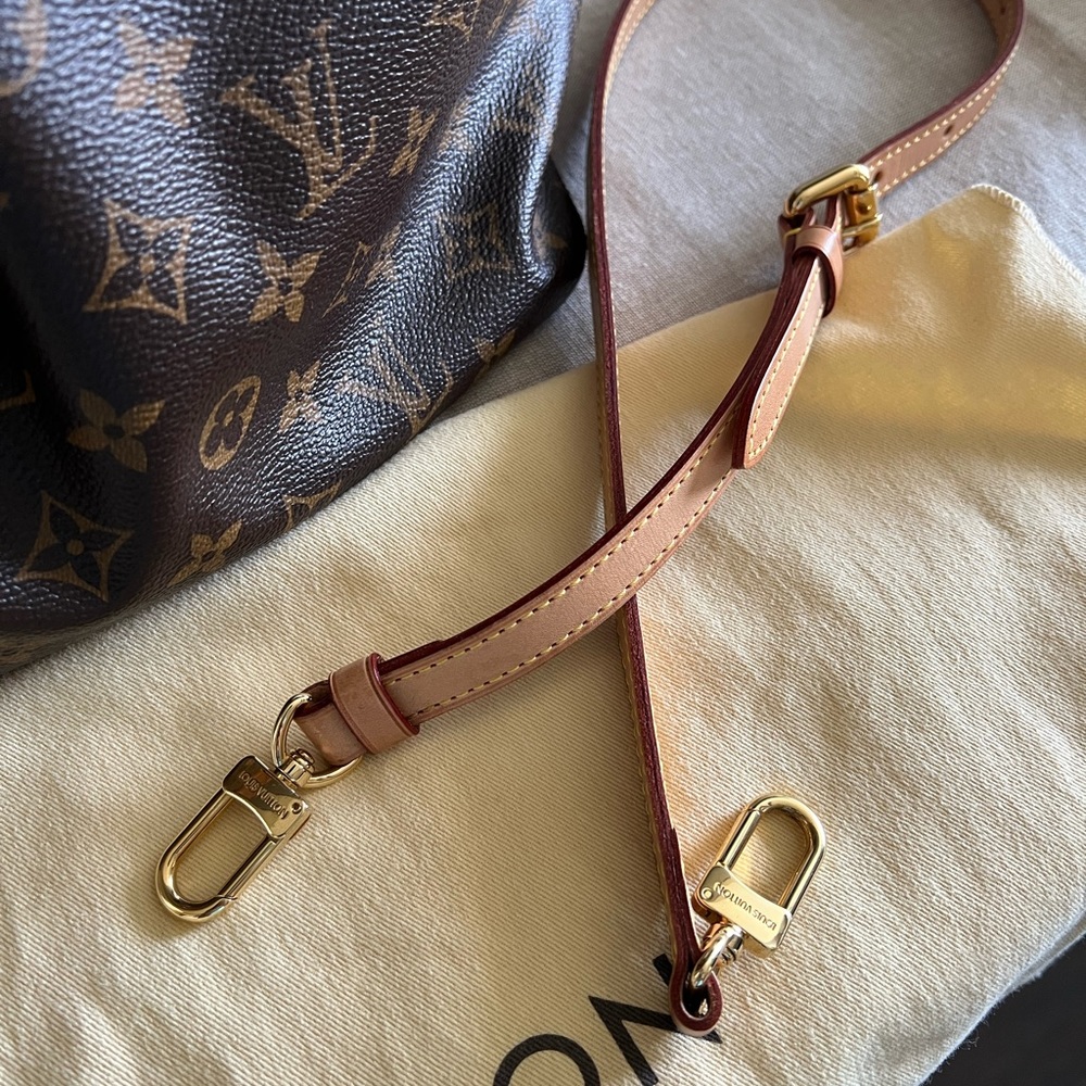 Louis Vuitton purse. - Picture 3 of 11